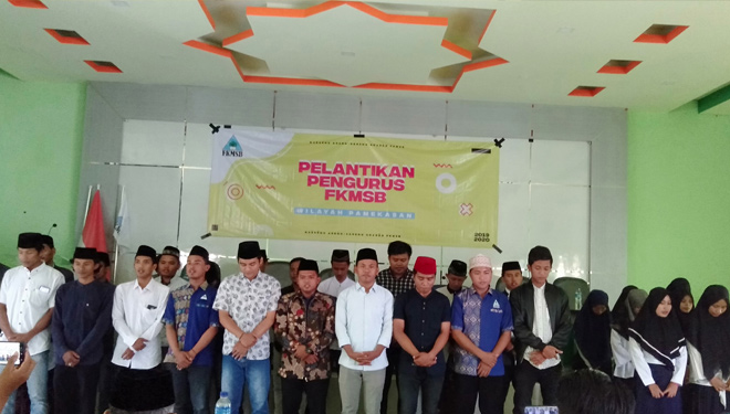 Proses pelantikan pengurus koordinator FKMSB wilayah Pamekasan periode 2019-2020 di Kantor KSN Nuri, Plak-pak, Pamekasan. (Foto: Akhmad Syafi'i/TIMES Indonesia)