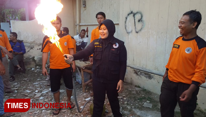 FRPB Pamekasan saat menggelar pelatihan simulasi pencegahan kebakaran Gas LPG di Warung Mas Ateng, Jalan Cokroatmojo 77 Pamekasan. (foto: Akhmad Syafi'i/TIMES Indonesia)