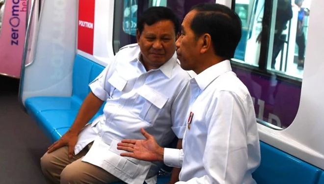 Presiden Jokowi dan Prabowo Subianto bertemu di Stasiun MRT Lebak Bulus siang tadi, Sabtu (13/7/2019). (FOTO: ANTARA Foto/Wahyu Putro)