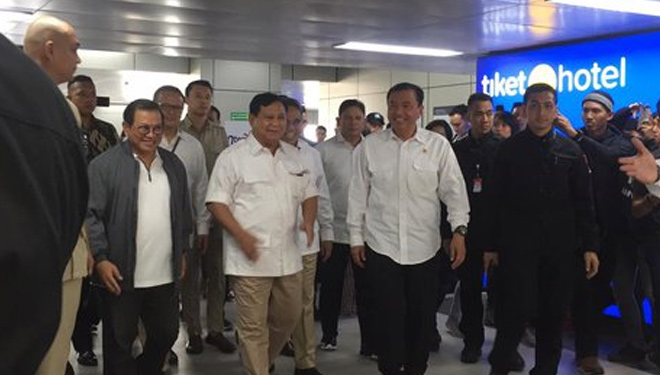 Sekretaris Kabinet Negara Pramono Anung mendampingi Prabowo Subianto saat tiba di stasiun MRT untuk bertemu Jokowi, Jakarta, Sabtu (13/7/2019). (Foto: Istimewa)