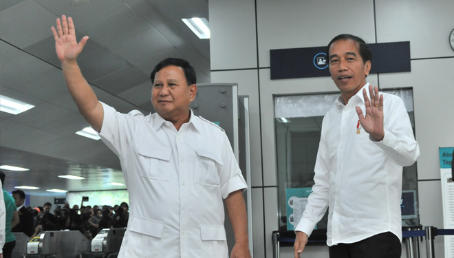 Presiden terpilih Jokowi bertemu Prabowo di stasiun MRT, Sabtu (13/7/2019). (Foto: Setkab)