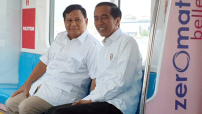 Jokowi bertemu Prabowo Subianto di kereta Moda Raya Terpadu (MRT), Jakarta, Sabtu (13/7). (Foto: Istimewa)