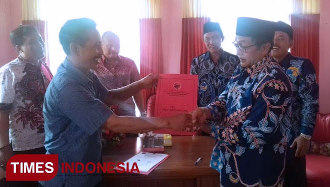Ketua NasDem Kabupaten Probolinggo, Ahmad Rifa'i (kanan) di acara politik. (foto: Dokumen/TIMES Indonesia)
