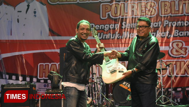 Plt Wali Kota Blitar (Kanan) memberikan hadiah Gitar kepada mantan pecandu narkoba, Sabtu (13/7/2019). (Foto: Sholeh/TIMES Indonesia)