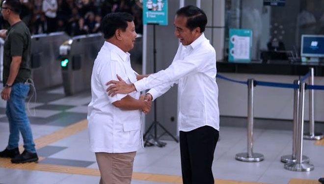 Presiden Joko Widodo bertemu dengan Prabowo Subianto di Stasiun MRT Lebak Bulus, Jakarta Selatan, Sabtu (13/7/2019). (Foto: KOMPAS.com/ Kristian Erdianto )