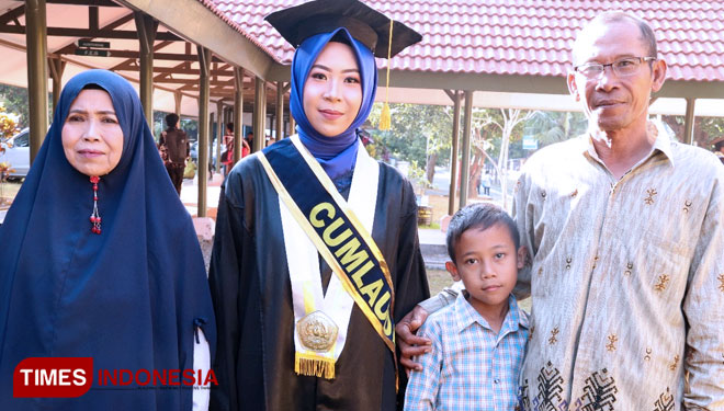 Rani Nuraeni bersama kedua orang tuanya dan adiknya usai mengikuti prosesi wisuda. (FOTO: Humas UPNVY/TIMES Indonesia) 