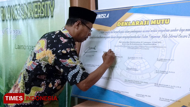 Rektor Unisla, BambangEko Muljono, menandatangani Deklarasi Mutu, Sabtu (13/7/2019). (FOTO: MFA Rohmatillah/TIMES Indonesia)