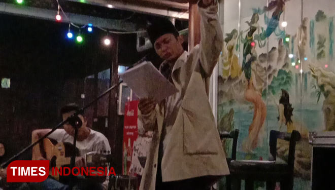 Robi Zulhan mahasiswa UNISMA saat membacakan puisinya di Grand Opening Cafe Jenar, Omah Kampus, Dau, Kab. Malang (FOTO: Naufal Ardiansyah/TIMES Indonesia)