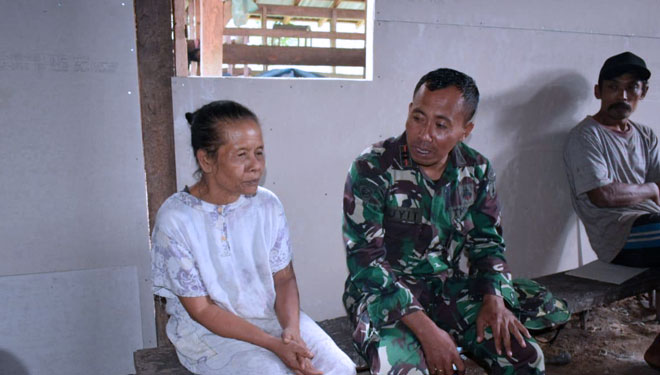 Satgas TMMD 105 melakukan anjang sana ke rumah warga sebagai bentuk kemanunggalan TNI dengan rakyat, Sabtu (13/7/2019).(Foto : Istimewa)