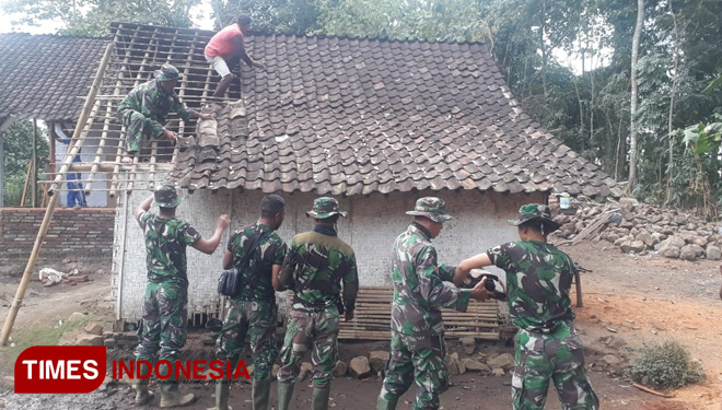 Anggota TNI AD saat membongkar rumah milik Sulihwarno. (Foto: Erwin Wahyudi/TIMES Indoensia)