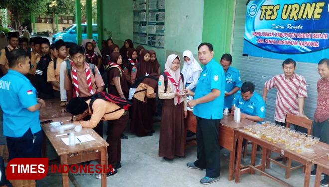 Tes urin MAN 4 Kediri didampingi BNN Kabupaten Kediri. (FOTO: AJP TIMES Indonesia)