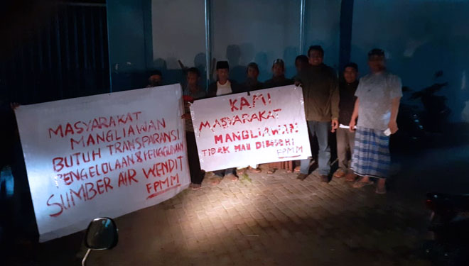 Warga Desa Mangliawan saat melalukan protes eksploitasi sumber Wendit. (Foto: istimewa)