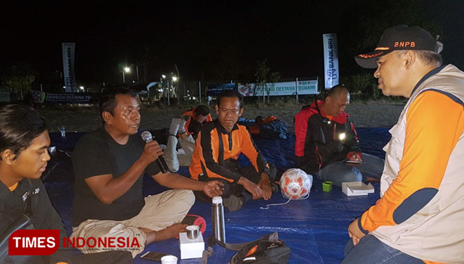 Aqua Dwipayana bersama anggota BNPB di Pantai Boom Banyuwangi. (foto: TIMES indonesia network)