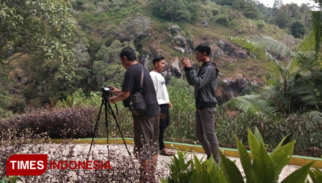 Aziz bersama teman-temannya saat pengambilan foto objek wisata. (Foto: Ardian Febri TH /TIMESIndonesia) 