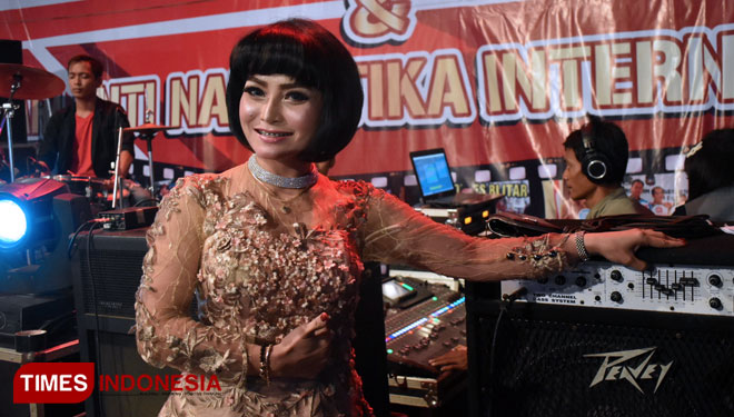 Lies Damayanti berfoto sebelum tampil di acara Pasar Rakyat Kota Blitar, Sabtu (13/7/2019). (Foto : Sholeh/TIMES Indonesia)  