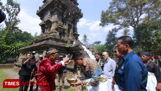Kepala Disparbud Kabupaten Malang, Made Arya Wedanthara saat mengikuti ruwatan Murwakala Candi Kidal (foto : Tria/TIMES Indonesia)