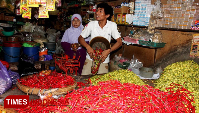 Pedagang cabai tengah melayani pembeli di Pasar Beran Ngawi (Foto: Ardian Febri TH/TIMES Indonesia) 