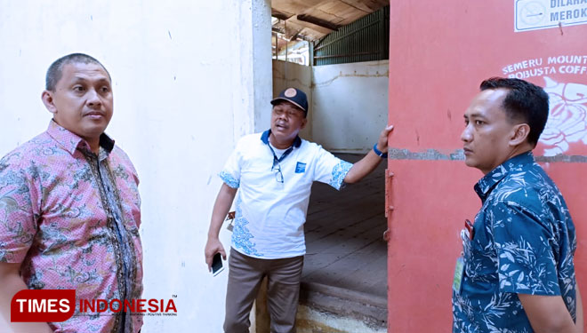 Pejabat Bappebti  Kemendag RI Yuli Edi Subagyo (baju putih) dan perwakilan Puskud Jatim saat meninjau Gudang Gus Dur di Dampit, Malang. (foto: TIMES indonesia network)