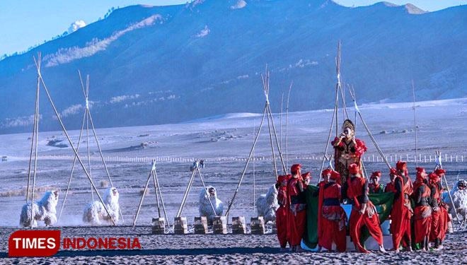 Forum Budaya Eksotika Bromo di kalder Lautan Pasir Gunung Bromo. (foto: Iqbal/TIMES Indonesia)