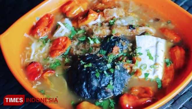 Kuliner Banyuwangi, Bakso Judes pentol hitam milik Ika Suci. (Foto: Agung Sedana/ TIMES Indonesia)