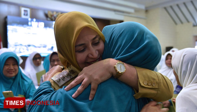 Bupati Jember dr Faida memeluk salah satu Jamaah Calon Haji (JCH) Pemkab Jember saat acara pelepasan, Senin (15/7/2019). (foto: Humas Pemkab Jember for TIMES Indonesia)