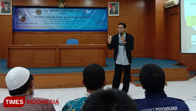 Dr Fatwa Tentama, a post graduate lecturer at UAD Yogjakarta on a workshop on how to write a good journal. (Picture by: A Riyadi/TIMES Indonesia)