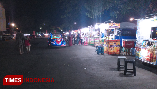 Suasana GOR Lembupeteng di malam hari (FOTO: Irham Wildana/TIMES Indonesia)