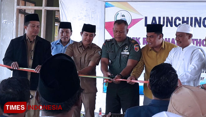 Samsul Arifin, Kepala SMK Raudhatut Thalibin saat launching jurusan Tata Busana. (Foto: Akhmad Syafi'i/TIMES Indonesia)