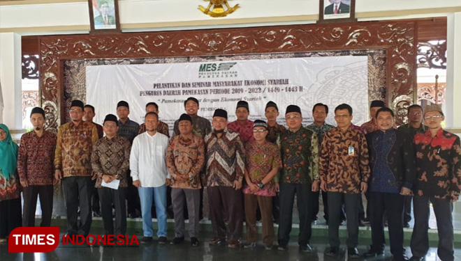 Para pengurus MES (Masyarakat Ekonomi Syariah )yang baru dilantik serta deretan Dewan Pakar di Pendopo agung Ronggosukowati, Pamekasan, (13/07/19). (FOTO: AJP/TIMES Indonesia)