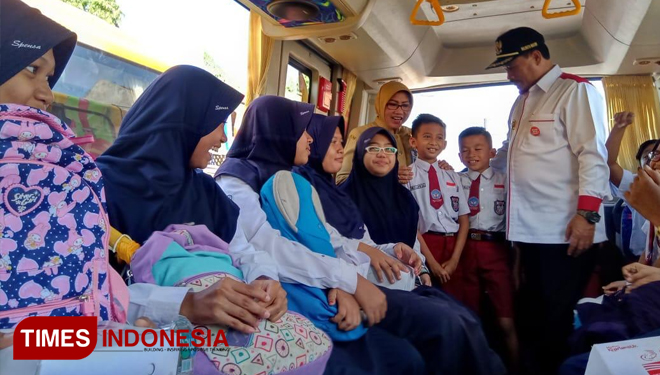 Wali Kota Madiun, Maidi bersama istri turut hadir di tengah anak-anak yang naik bus sekolah gratis untuk mendengar saran dan kesan dari para siswa yang naik bus sekolah. (Foto: Moch. Al-Zein/TIMES Indonesia)