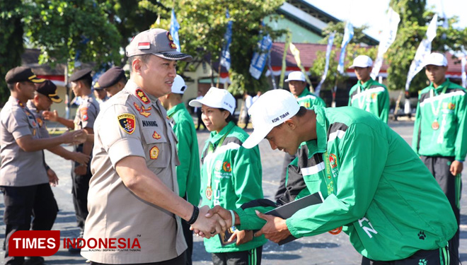 Kapolres Tuban, AKBP Nanang Haryono saat memberikan reward kepada atlet peraih medali di Porprov VI Jatim 2019, Senin, (15/07/2019) (FOTO: Achmad Choirudin/TIMES Indonesia)
