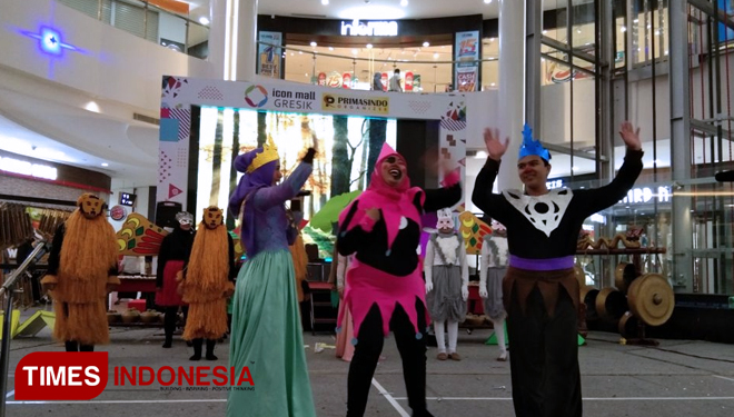 Penampilan pentas seni mahasiswa PGSD UMG sebagai ujian akhir semester, di Icon Mall Gresik, Sabtu, (14/7/2019). (FOTO: Humas UMG - Abdurrahman Faris/AJP TIMES Indonesia)