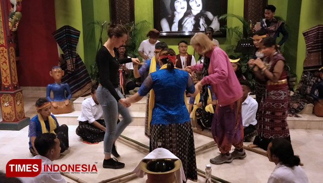 Para tamu wisatawan asing tertarik dan kemudian ikut menari ketika anak-anak M2I Dawai menghibur mereka di Hotel Tugu Malang dalam Culture Dining Seri. (FOTO: Widodo Irianto/TIMES Indonesia) 