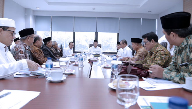Menag saat memimpin rapat delegasi Amirul Hajj di kantor Kementerian Agama. (FOTO: Kemenag)