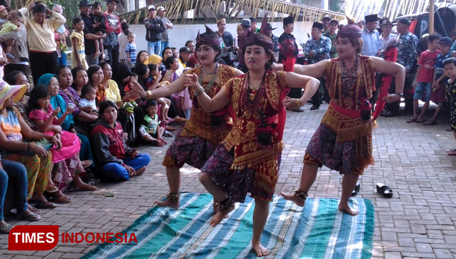 The Jabutan tumpeng ceremony. (Picture by: Muhammad Dhani Rahman/TIMES Indonesia)