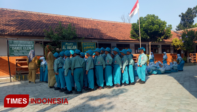 Siswa siswi MI Darul Ulum Pondok Babadan saat latihan baris berbaris di halaman sekolah.