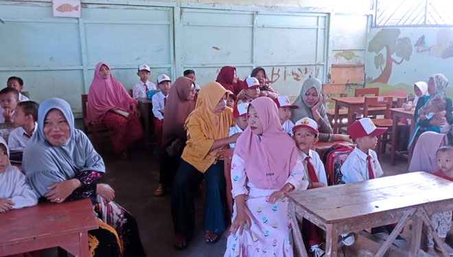 Wali Siswa SDN Sapeken IV ikut belajar bersama anak-anaknya di ruang kelas pasca membuka segel sekolah. (foto: Istimewa)