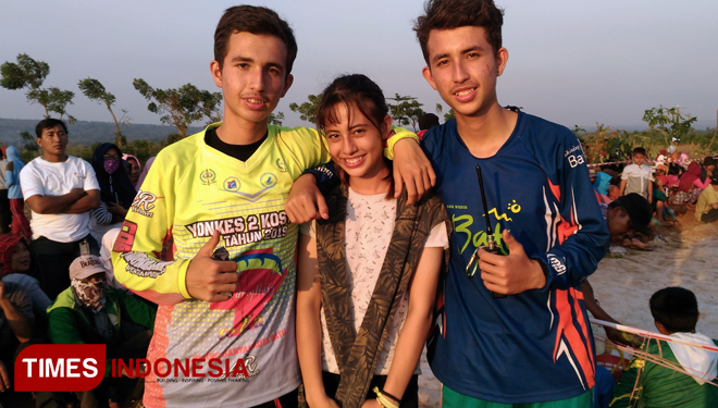Max, Atlet berwajah tampan (kaos biru) berfoto bersama Jeanette Christesha Benen dan saudara kembarnya Shawn Michael Benen. (FOTO: Muhammad Dhani Rahman/TIMES Indonesia) 