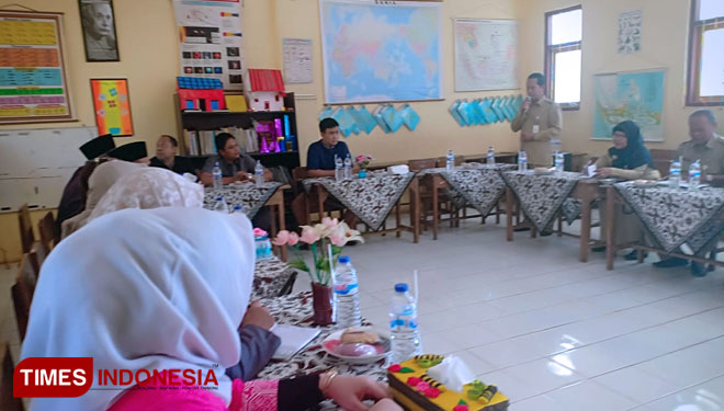 Anggota komisi C DPRD Tuban saat berkunjung di SD N Tahulu 1, Selasa, (16/07/2019). (Foto: Achmad Choirudin/TIMES Indonesia)