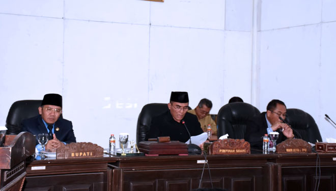 Bupati Lombok Utara Najmul Akhyar saat menyampaikan penjelasan Kepala Daerah terhadap KUA PPAS di acara Paripurna DPRD KLU. (foto: Istimewa)