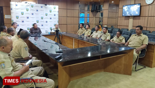  Bupati Situbondo H. Dadang Wigiarto saat memberikan arahan kepada perangkat desa Sumberejo Kecamatan Banyuputih Kabupaten Situbondo (FOTO: Uday/TIMES Indonesia)