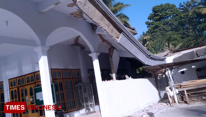 Bangunan di Banyuwiangi, Jawa Timur yang rusak akibat gempa bumi yang terjadi di perairan Nusa Dua Bali, Selasa (16/7/2019). (Foto : Rizki Alfian/TIMESIndonesia)