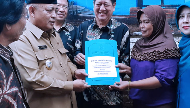 Plt Bupati Malang, Drs HM Sanusi MM saat meninjau hasil bedah rumah hasil kerjasama Disnaker dengan FKWMTMR di desa Karangsuko, Pagelaran. (FOTO : istimewa)