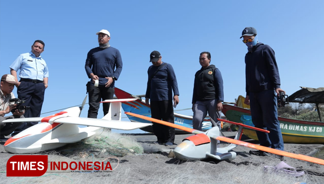 Tim peneliti UGM ketika mencoba Drone Amphibi unmanned aerial vehicle (UAV). (FOTO: Humas UGM/TIMES Indonesia)