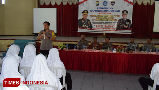 Kapolsres Bondowoso AKBP Febriansyah saat memberikan pembekalan dalam MPLS di Aula SMA Negeri 2 Bondowoso. (FOTO: Moh Bahri/TIMES Indonesia). 