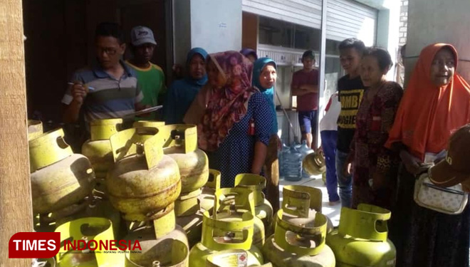 Antrean pembeli elpiji 3 kilogram di agen elpiji milik Lukman, di Desa Kemlagi Lor, Kecamatan Turi, Kabupaten Lamongan, Selasa (16/7/2019). (FOTO: MFA Rohmatillah/TIMES Indonesia)