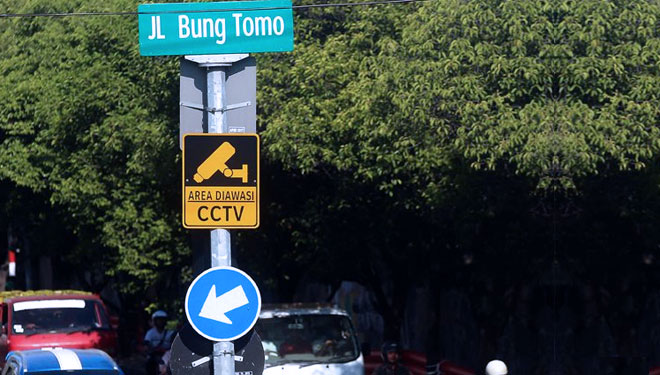 Pengendara melintas di persimpangan Jalan Bung Tomo. Ruas tersebut merupakan satu dari beberapa nama Jalan yang akan diganti Pemkot Surabaya. (Foto: Riana Setiawan/JP)