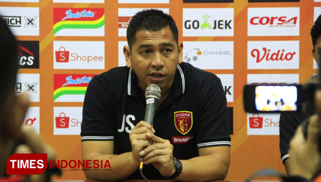 Pelatih Perseru Badak Lampung, Jan Saragih. (FOTO: Tria Adha/TIMES Indonesia)