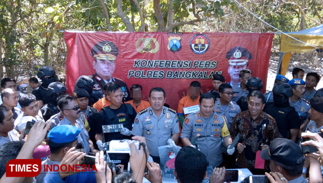Kabid Humas Polda Jatim Kombes Frans Barung Mangera didampingi Kapolres Bangkalan AKBP Boby Pa'ludin ketika menggelar konferensi pers. (FOTO: Doni Heriyanto/TIMES Indonesia)