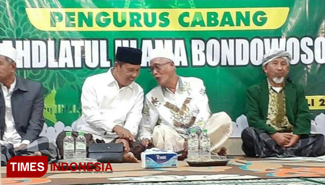 Ketua DPC PKB Ahmad Dhafir (kopiah hitam) dan Bupati Bondowoso Kh Salwa Arifin (kopiah putih) tampak bercengkrama di acara Lailatul Ijtima PCNU Bondowoso (FOTO: Moh Bahri/TIMES Indonesia). 